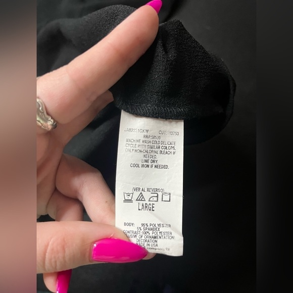 SPEECHLESS little black dress with cinch waist and keyhole details and pockets - Picture 4 of 4